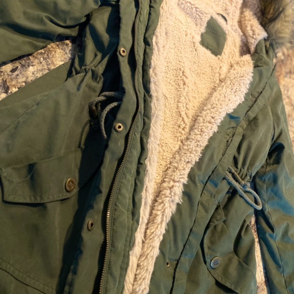 Aeropostale winter Jacket. Size Large, hardly worn. Great condition - Picture 5 of 7